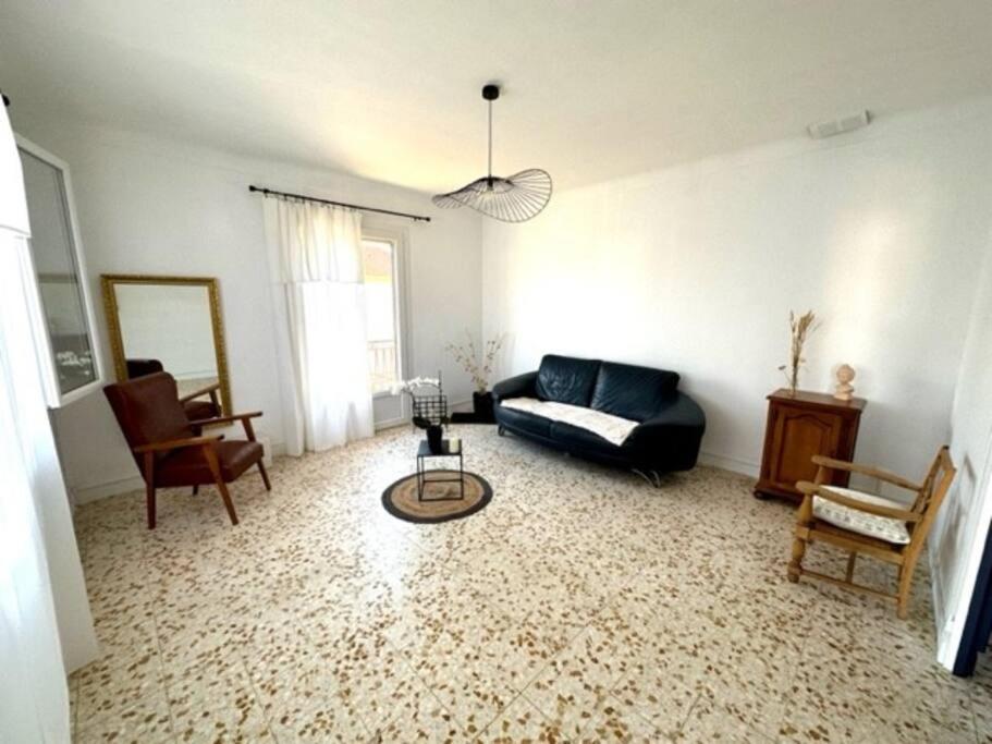 Appartement St Laurent Сан-Лорон-дьо-ла-Салонк Екстериор снимка
