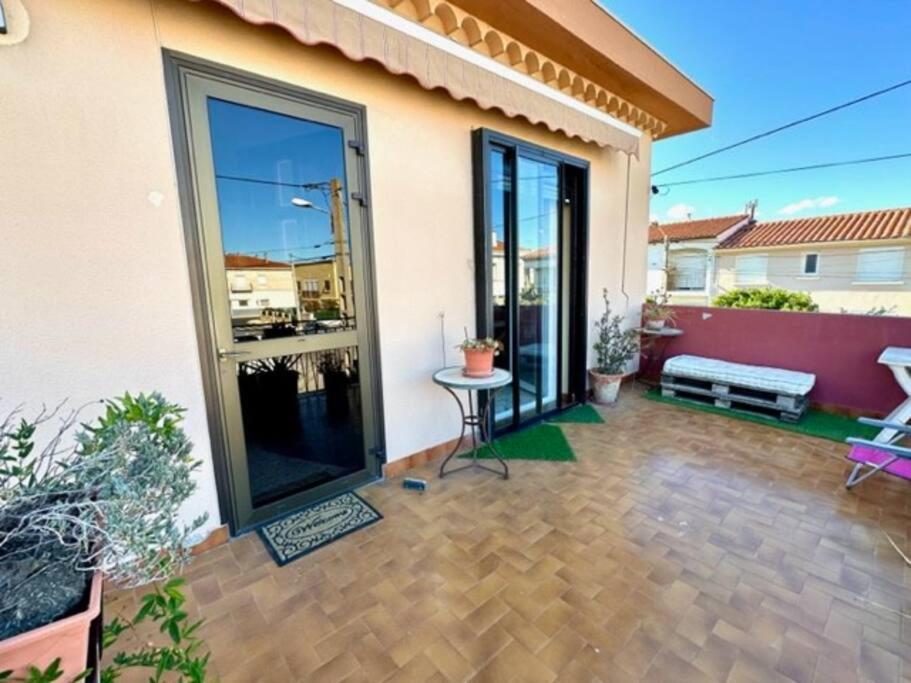 Appartement St Laurent Сан-Лорон-дьо-ла-Салонк Екстериор снимка