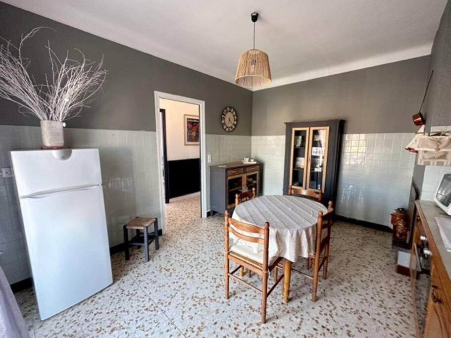Appartement St Laurent Сан-Лорон-дьо-ла-Салонк Екстериор снимка